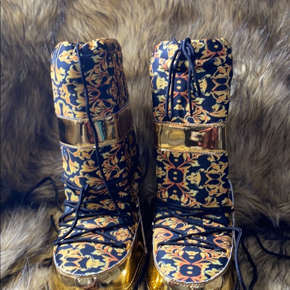 MOONBOOTS